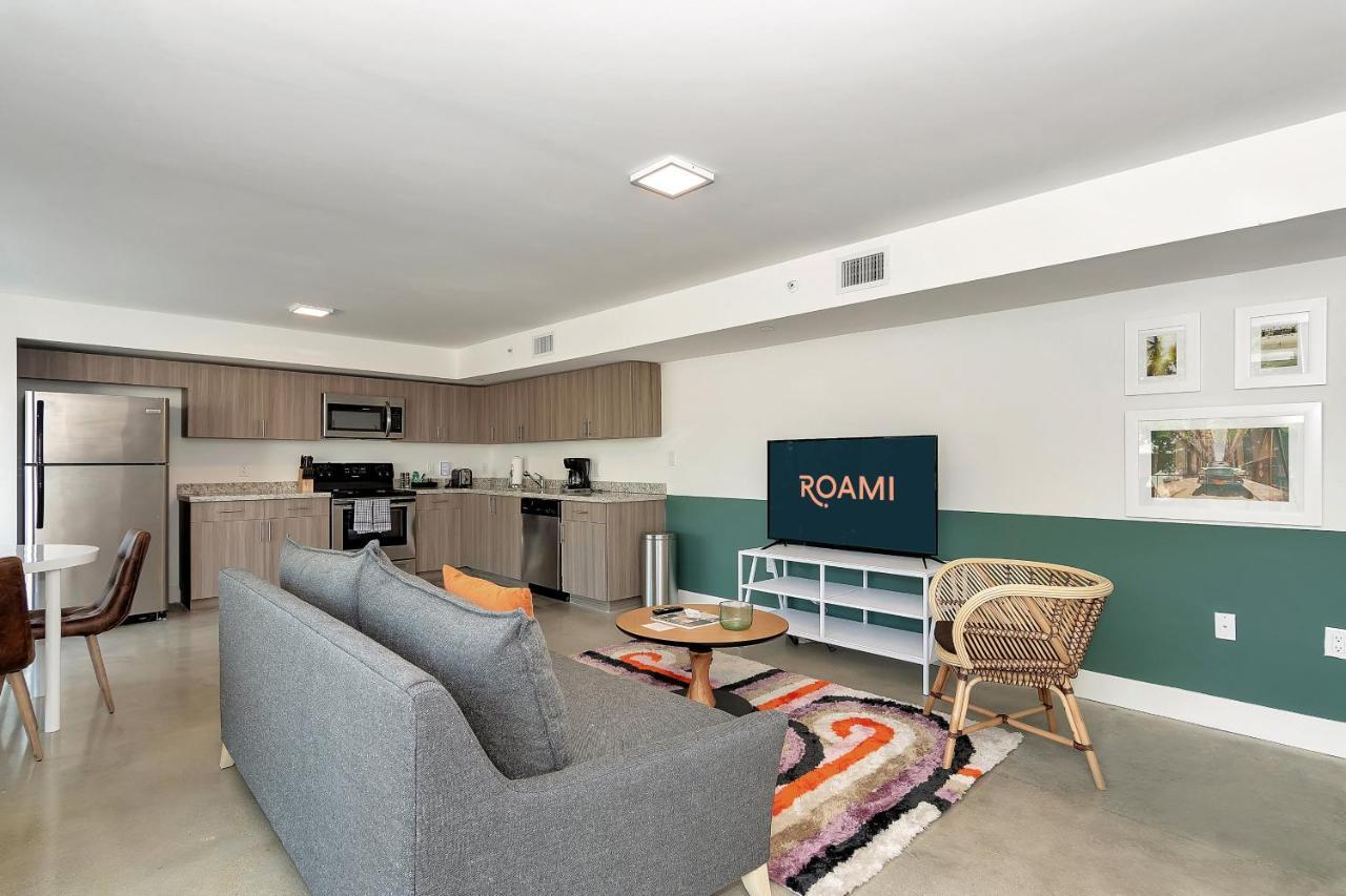 Roami At Grove 27 Apartment Маями Екстериор снимка